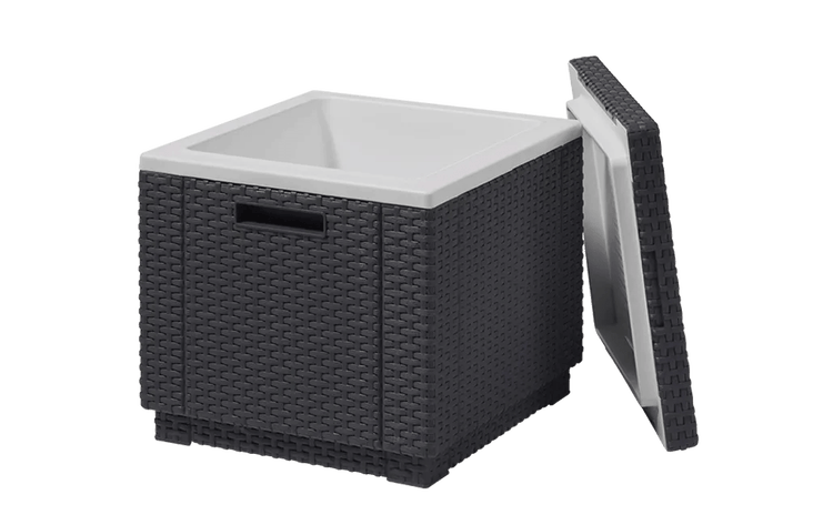 Quadratische Kühlbox in Anthrazit aus Kunststoff in Rattan-Optik mit offenem Deckel und seitlicher Griffmulde.