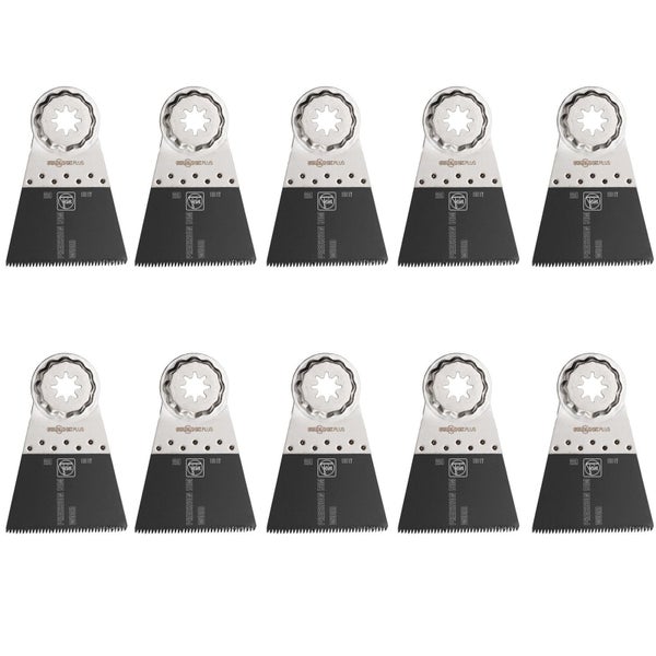 Eine oszillierende Säge schneidet ein Loch in eine Fußleiste, um Kabel zu verlegen