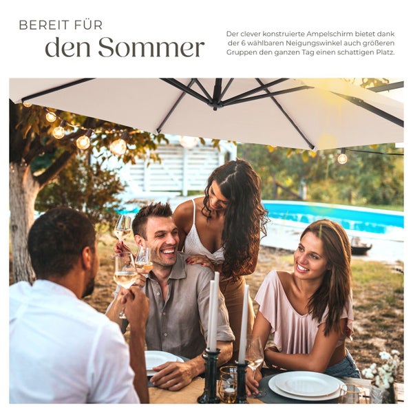 Szene mit einer Gruppe von Personen, die unter einem Ampelschirm an einem Tisch sitzen und sich unterhalten, während Lichterketten eine gemütliche Atmosphäre schaffen