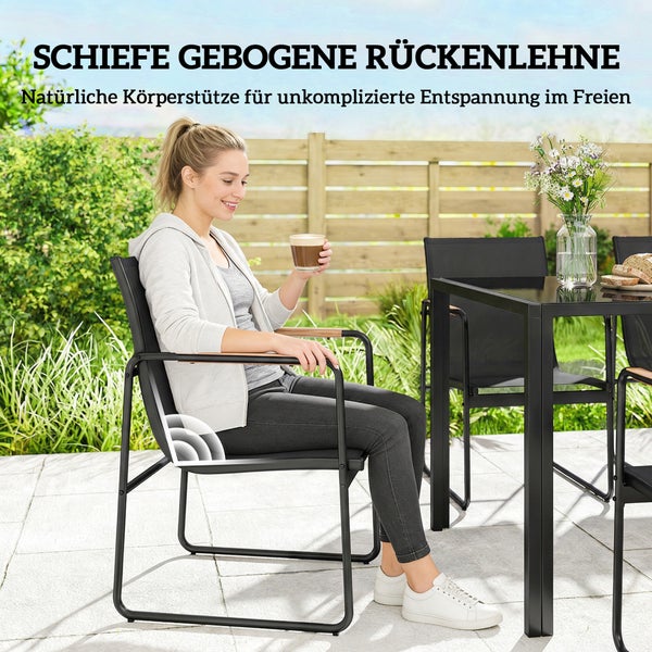 Schwarzer Gartenstuhl mit ergonomisch gebogener Rückenlehne und Armlehnen aus Holz auf einer Terrasse.