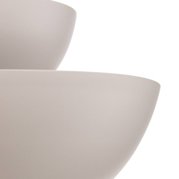 Nahaufnahme von zwei mattierten, geschwungenen Lampenschirmen.