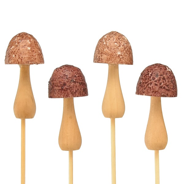 Vier Holzpilze auf Stielen zur Dekoration