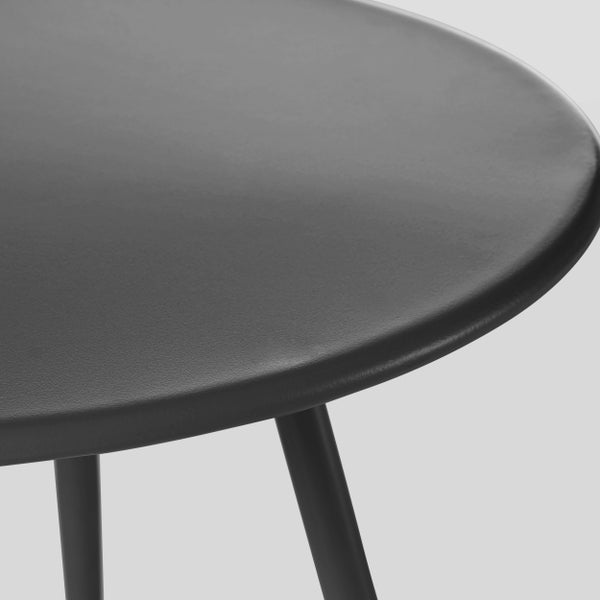 Detailansicht einer runden Tischplatte und Tischbeine eines anthrazitfarbenen Metalltisches.