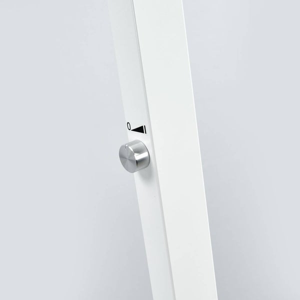 Nahaufnahme eines weißen Rahmens mit einem silbernen Drehknopf und einem Symbol für die Intensitätsregelung ab Null.