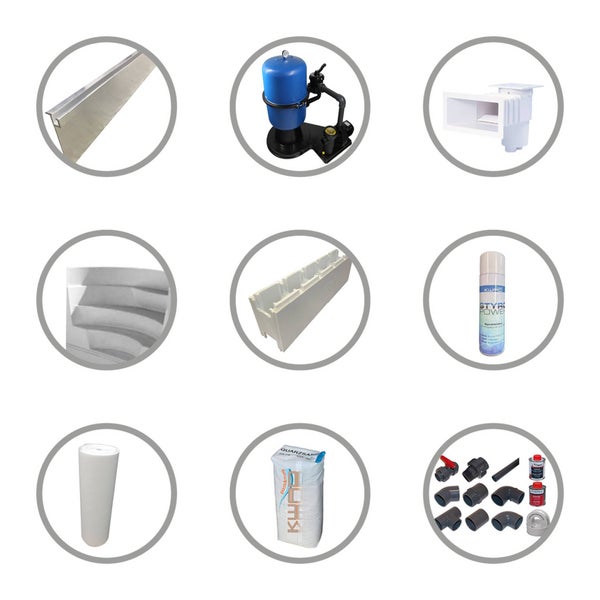 Verschiedene Poolbau-Komponenten: Sandfilteranlage, Skimmer, Schalsteine, Pooltreppe, Quarzsand, Sprühkleber und PVC-Fittings für die Installation.