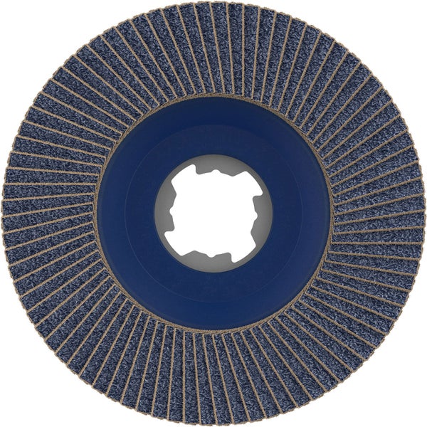 Winkelschleifer beim Bearbeiten eines Metallprofils