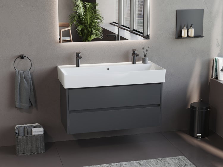 Modernes Badezimmer mit Waschtisch, Spiegel, Handtuchhalter und Dekorationen für ein stilvolles Ambiente.