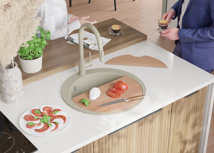 Küchenszene mit Spüle, Armatur, Schneidebrett und Lebensmitteln auf einer Arbeitsplatte