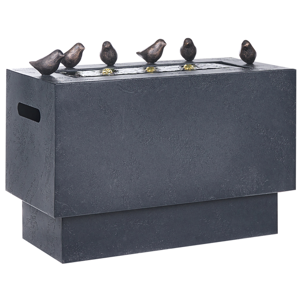 Moderner rechteckiger Gartenbrunnen aus Kunststein mit sechs Vogelfiguren auf der Oberseite und drei beleuchteten Wasserauslässen.