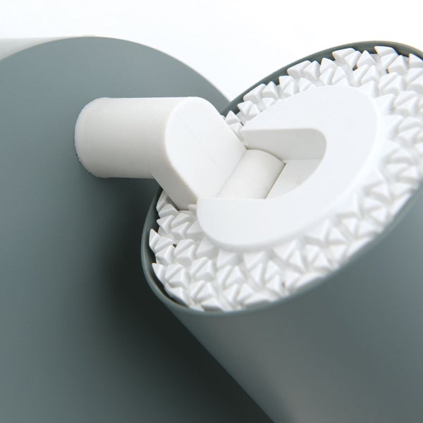 Detailaufnahme einer WC-Garnitur mit Bürste und Halterung