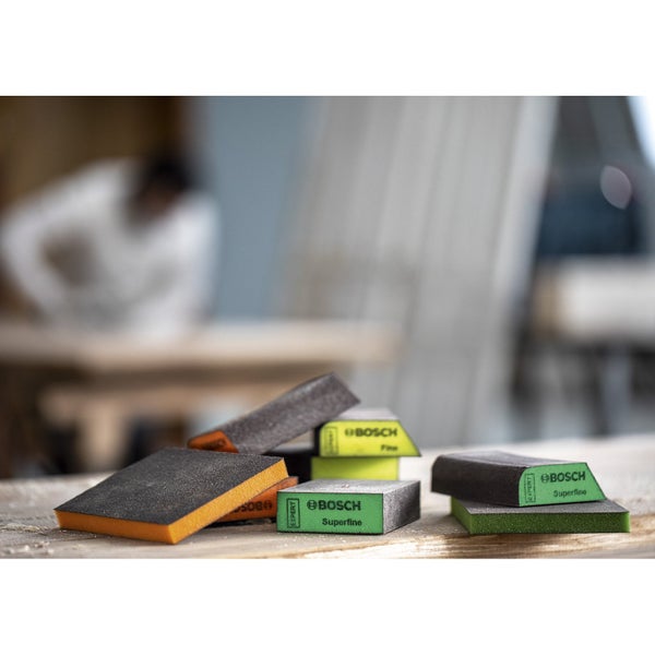 Bosch Schleifschwamm Medium in der Hand mit Handschuh