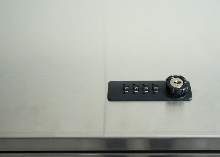 Detailansicht eines Zahlenschlosses auf einer Metalloberfläche