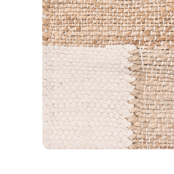 Gewebter Jute-Teppich in Beige mit weißem Blockmuster an den Ecken, strukturierte Oberfläche.