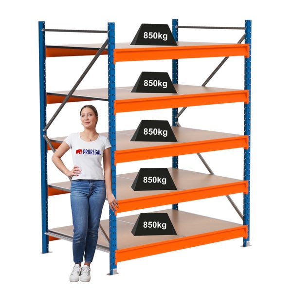 Ein blaues und oranges Schwerlastregal mit fünf Regalböden, jeweils mit einer Tragkraft von 850 Kilogramm.