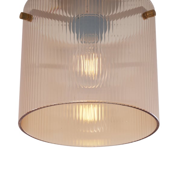 Deckenleuchte mit geripptem Lampenschirm und eingeschalteter Glühbirne