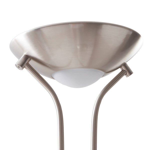 Nahaufnahme der Schale eines Deckenfluters aus gebürstetem Metall mit mattem Glaseinsatz.