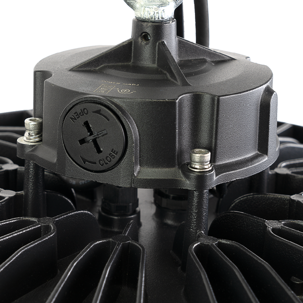 Detailansicht einer Hallenleuchte mit Schrauben und Verschlussmechanismus