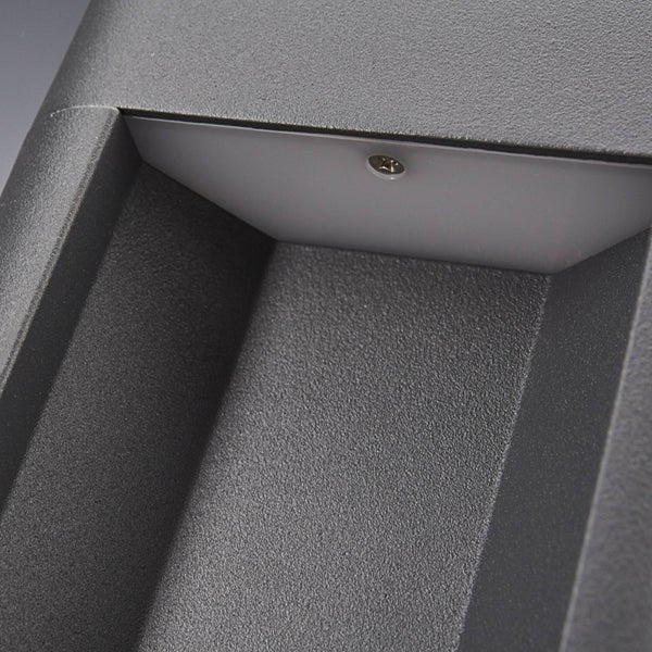 Nahaufnahme einer anthrazitfarbenen Außenwandleuchte mit strukturierter Oberfläche und sichtbarer Schraube am Diffusor.