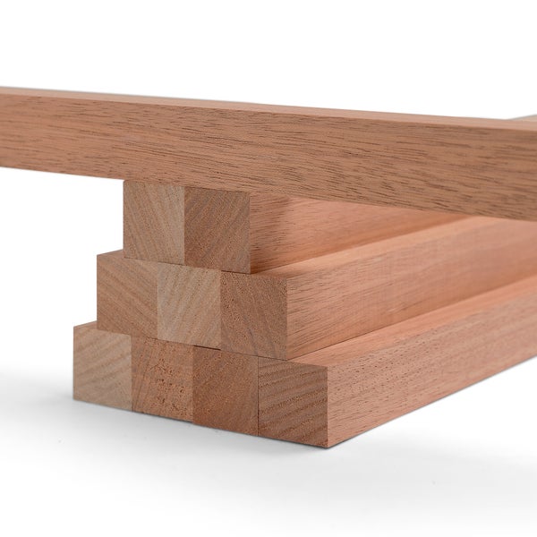 Gestapelte quadratische Holzleisten aus Hartholz mit glatter Oberfläche für Bau und Handwerk.