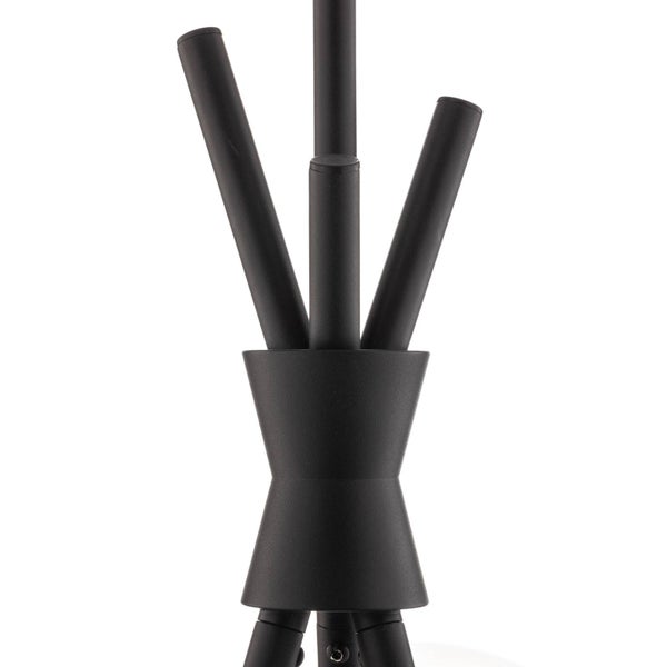 Detailansicht einer schwarzen Stativlampe