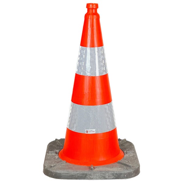 Verkehrskegel mit Reflexstreifen wird von einer Hand gehalten