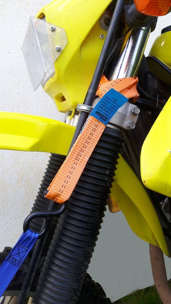 Trutzholm Motorrad Transportschlinge um die Gabel eines Motorrads befestigt für die Ladungssicherung auf einem Anhänger