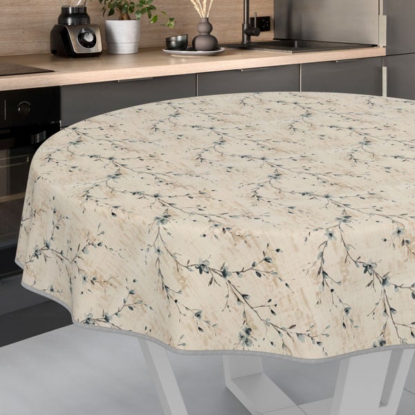 Runde Tischdecke mit Blumenmuster auf einem Tisch in der Küche