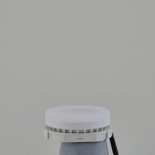 Rundes LED-Leuchtenmodul aus Kunststoff mit weißem Diffusor und grauem Sockel für die Deckenmontage oder Wandmontage.