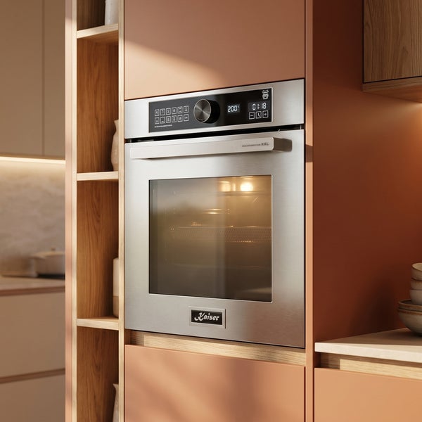 Kaiser Einbau Backofen mit Edelstahlfront und Multifunktion in einer modernen Küche eingebaut.