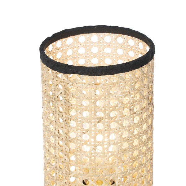 Detailansicht einer Tischleuchte mit Rattanmuster