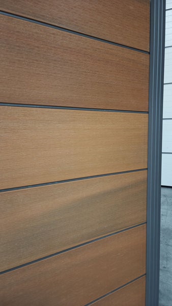 Detailansicht einer Zaunblende mit Nut- und Federverbindung