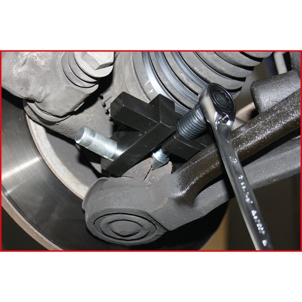 Werkzeug zum Ausdrücken des Traggelenks an einem Fahrzeug.