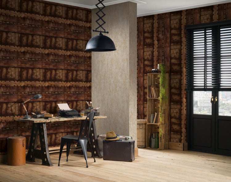 Büro mit Schreibtisch, Stuhl, Lampe und Wandtapete im Industriedesign