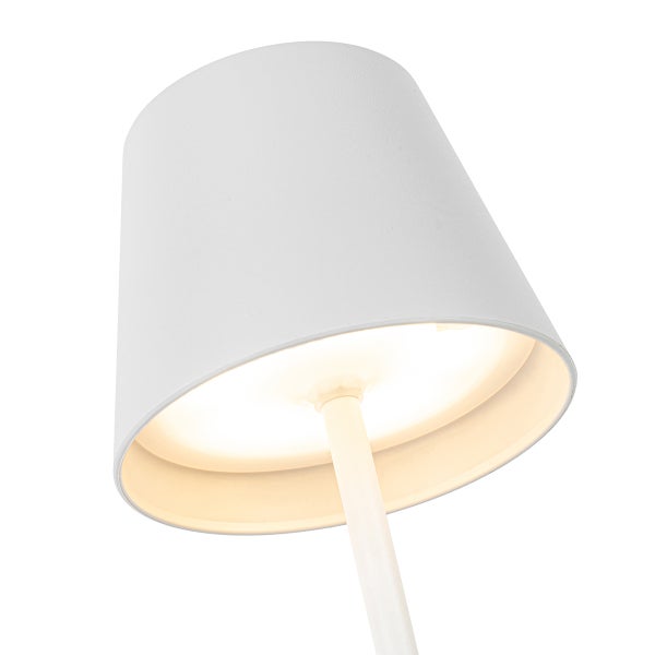 Weiße Stehlampe mit Stoffschirm und warmem Licht, Ansicht von unten.