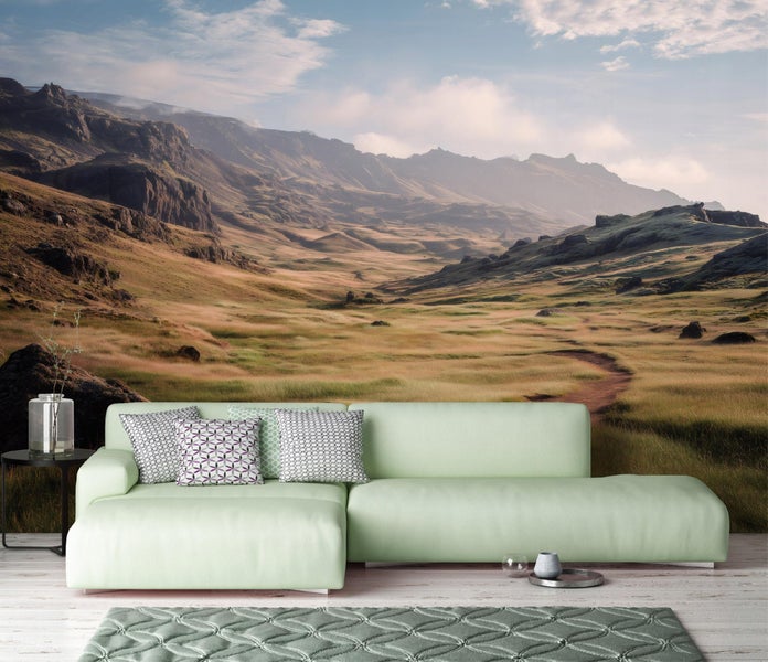 Wohnzimmer mit Landschaftstapete, Sofa, Teppich und Beistelltisch