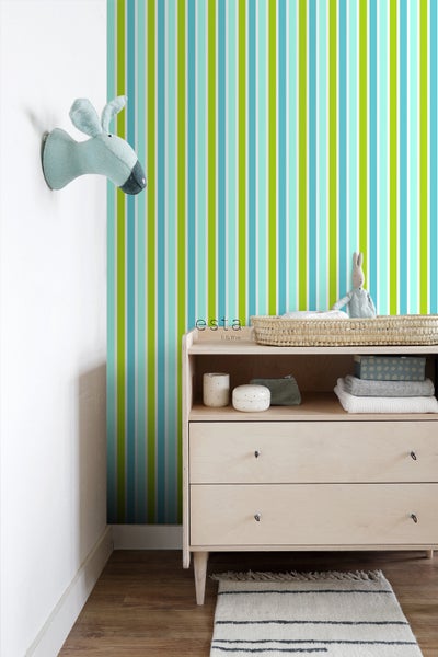 Kinderzimmer mit gestreifter Tapete, Kommode und Stofftierkopf