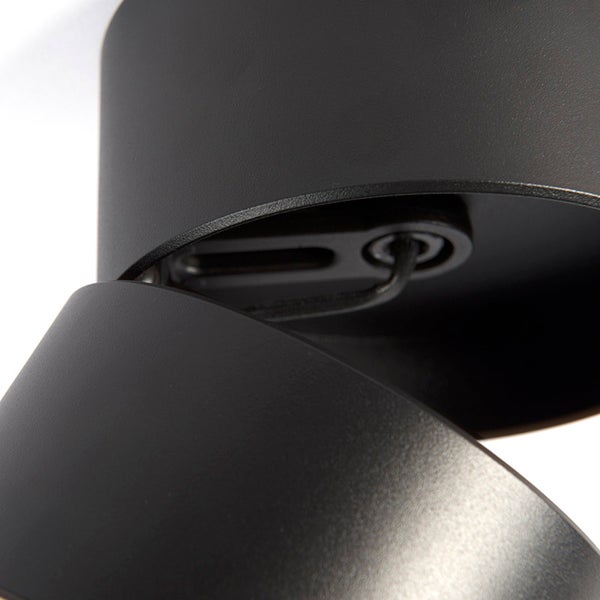 Detailaufnahme einer schwarzen Deckenleuchte