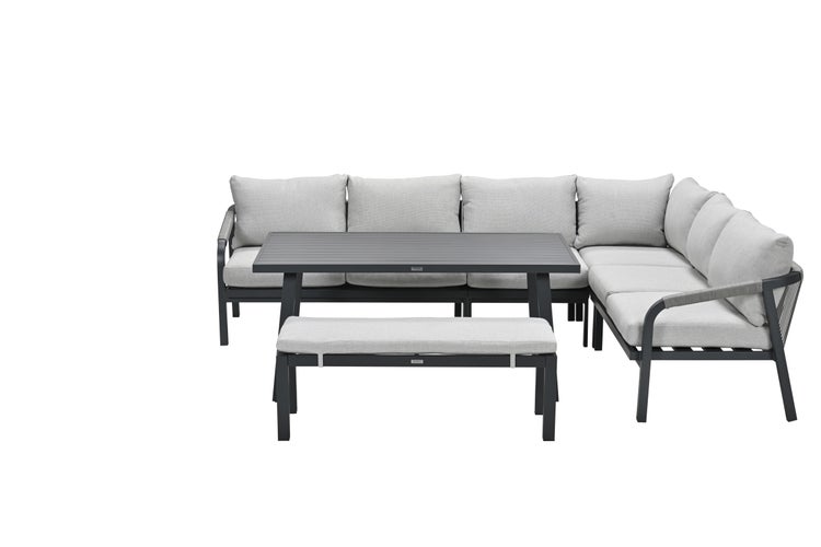 Gartenmöbel-Set bestehend aus einem Ecksofa, einem Esstisch und einer Sitzbank mit hellgrauen Polstern.
