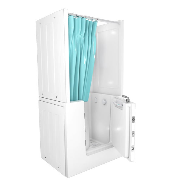 Weiße Sitzbadewanne mit Dusche, integrierter Tür für barrierefreien Einstieg, blauem Duschvorhang und Haltegriff.