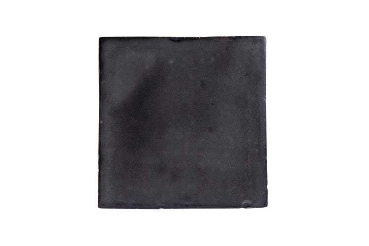 Schwarze Bodenfliese aus Keramik