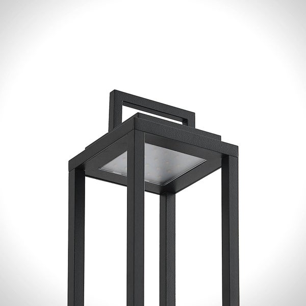 Nahaufnahme einer modernen schwarzen Außenlaterne mit integrierter LED und quadratischem Griff an der Oberseite.