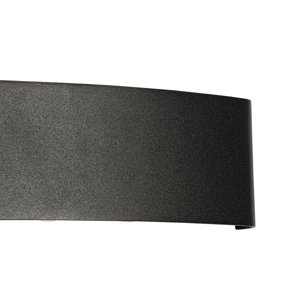 Nahaufnahme einer schwarzen Wandleuchte aus Metall mit strukturierter Oberfläche.