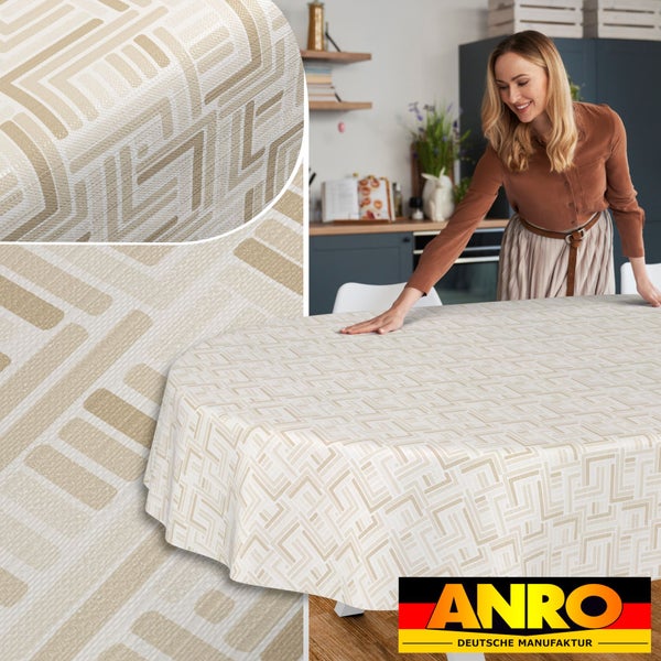 Abwaschbare Tischdecke mit geometrischem Muster auf Esstisch in heller Küche, Frau beim Auflegen, Details, ANRO DEUTSCHE MANUFAKTUR Logo.