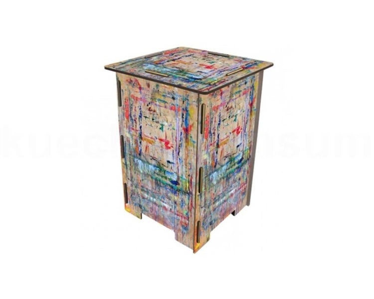 Quadratischer Beistelltisch aus Holz mit abstrakten Farbspritzern und Kunstmotiv