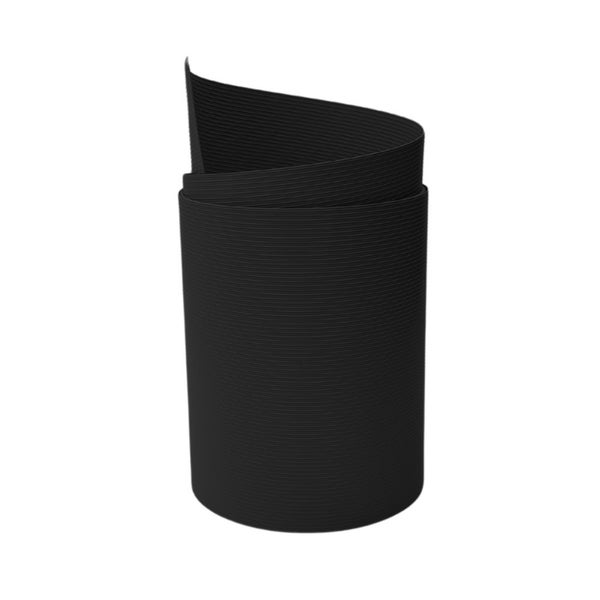 Schwarze Gummimatte mit gerippter Oberfläche, gerollt.