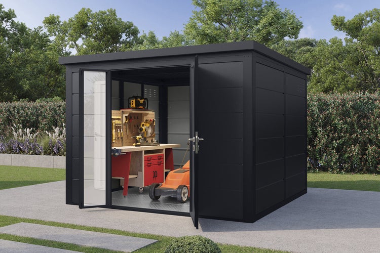 Modernes Gartenhaus aus Metall mit Doppeltür, aufgestellt im Garten mit Werkbank und Gartengeräten im Innenraum.