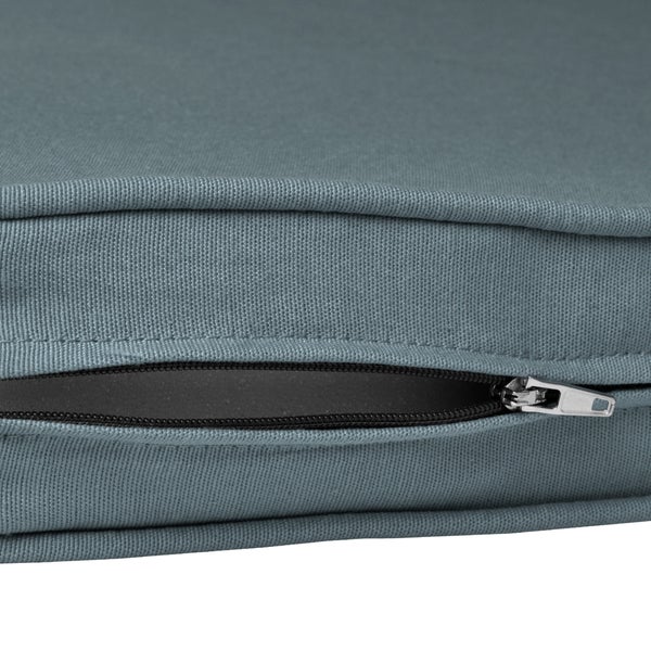 Detailaufnahme eines Sitzkissens mit Reißverschluss für einen abnehmbaren Bezug.