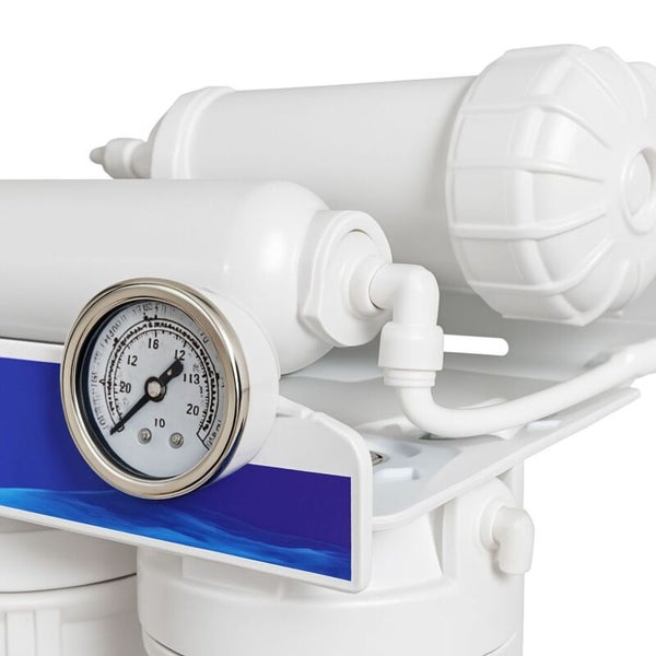 Detailansicht einer Wasserfilteranlage mit weißen Filtergehäusen und einem Manometer.