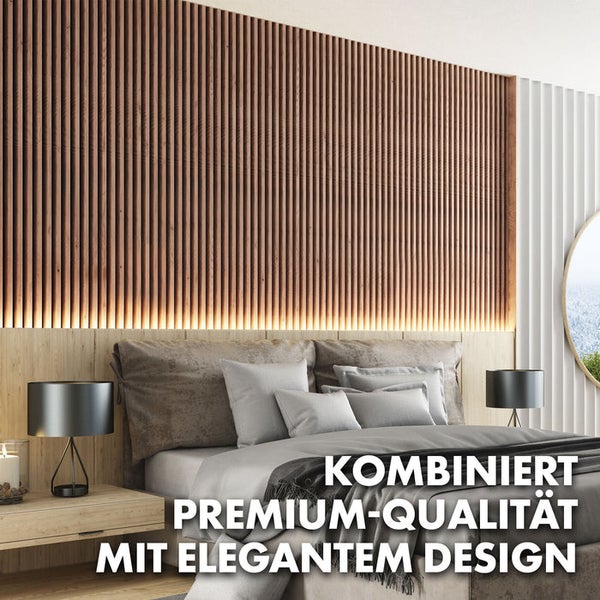 Schlafzimmer mit Holzpaneelwand und Bett