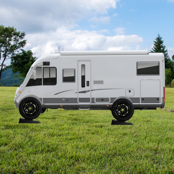 Wohnmobil auf Ausgleichskeilen auf einer Wiese